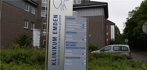 Klinik stoppt Corona-Impfung nach vielen Krankmeldungen Das Klinikum Emden hat die Impfungen des Personals erst einmal ausgesetzt, weil mehrere Beschäftigte über Nebenwirkungen klagten und sich krank gemeldet haben.