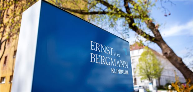 Gesundheitsamt erlaubt wieder Klinikbetrieb Das Klinikum Ernst von Bergmann in Potsdam kann seinen Betrieb nach und nach wieder hochfahren.