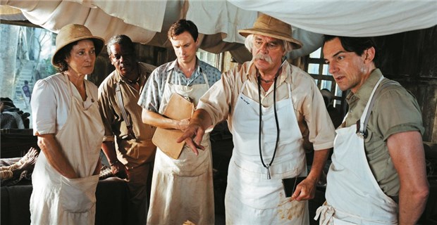 Albert Schweitzer - Theologe, Arzt, Musiker Das Krankenhaus in Afrika in einer Filmszene: Albert Schweitzer (Jeroen Krabbé, 2. v.r.) mit Anna (Eleonore Weisgerber), Joseph (Leslie Mongezi), Dr. Fuller (Jonathan Firth) und Dr. Hals (Hans Werner Meyer, v.l.n.r.).