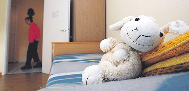 Zu Hause in der Demenz-WG Das Kuscheltier einer an Demenz erkrankten Frau in ihrem Zimmer: Neun alte Damen leben in Köln zusammen.