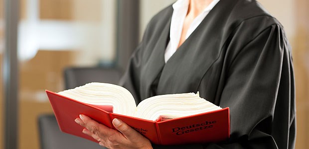 Kranke Arbeitnehmer müssen nicht im Bett bleiben Das Landesarbeitsgericht Mecklenburg-Vorpommern stellt fest: Es hängt von der Krankheit ab, welche Tätigkeiten während der Zeit der Arbeitsunfähigkeit untersagt sind.