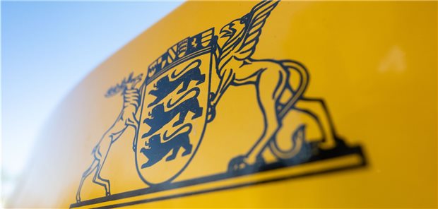 GKV für Beamte: Grün-Schwarz in Baden-Württemberg plant pauschale Beihilfe Das Landeswappen Baden-Württembergs mit Hirsch und Greif ist auf einem Schild vor dem Landtag zu sehen.
