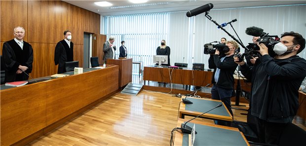 Lebenslange Haftstrafe für falsche Anästhesistin Das Landgericht Kassel um den Vorsitzenden Richter Volker Mütze (l.) stand durch den Prozess gegen die falsche Ärztin im besonderen Fokus der Medien.