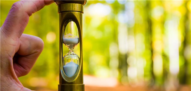 Das Leben verrinnt: Trotz hoher Aufwendungen für das Gesundheitswesen in Deutschland, haben Menschen in anderen reichen Ländern eine höhere Lebenserwartung als bei uns.
