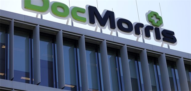 Das Logo der Versandapotheke DocMorris steht auf dem Dach der Zentrale