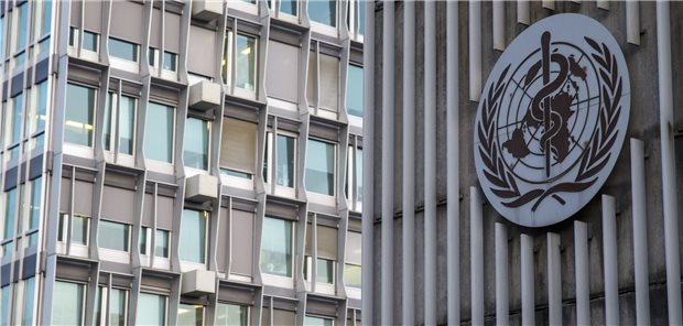 WHO soll Lehren aus der Pandemie ziehen Das Logo hängt am Gebäude des Hauptsitzes der Weltgesundheitsorganisation (WHO).