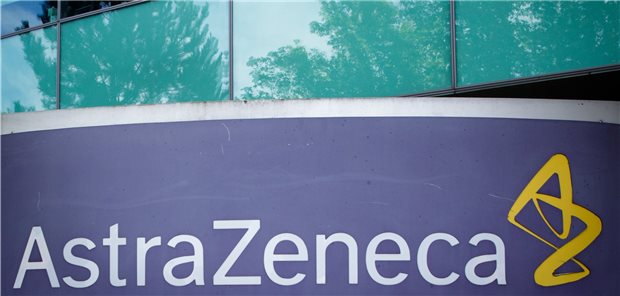 AstraZeneca nach Durststrecke wieder oben auf Das Logo von AstraZeneca vor einem Gebäude des Pharmakonzerns in Luton: Mit neuen patentgeschützten Präparaten hat das Unternehmen im vergangenen Jahr punkten können. (Archivbild)