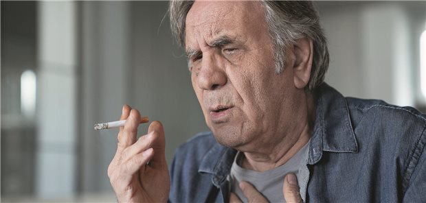 Ein älterer Mann raucht eine Zigarette