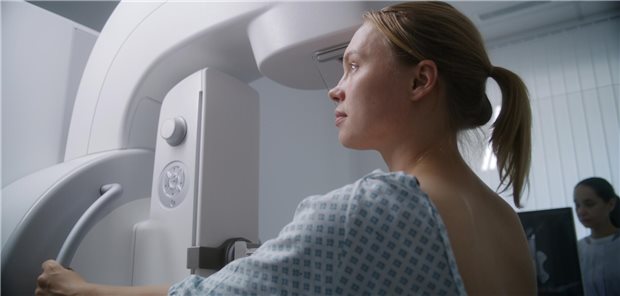Bericht: Mammografie-Screening schon für Frauen ab 45 sinnvoll Das Mammografie-Screening kann die Sterblichkeit an Brustkrebs auch bei jüngeren Frauen senken, heißt es in einem Bericht des Bundesamts für Strahlenschutz (BfS). Dieser belege, dass das damit verbundene Strahlenrisiko relativ gering sei.