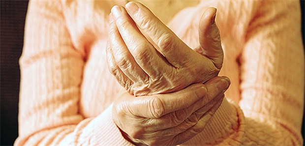 Das Massieren eines Körperteils kann bei Demenzkranken Schmerz bedeuten.