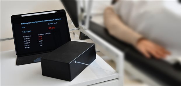 Das Millifluidik-Gerät steht neben dem Krankenbett und ermöglicht eine Überwachung der Amylase-Aktivität in Echtzeit.