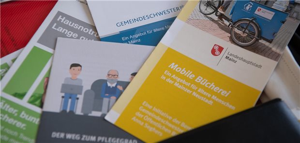 Das Modell der präventiven Hausbesuche durch Gemeindeschwestern ist bereits in anderen Bundesländern erprobt worden – hier Informationsbroschüren aus einem entsprechenden Modellprojekt in Rheinland-Pfalz.