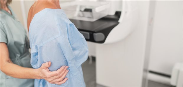 Eine Patientin unterzieht sich einer Mammographieuntersuchung in einer Klinik.
