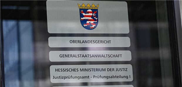 Der Eingangsbereich des Oberlandesgerichts (OLG) Frankfurt und der Generalstaatsanwaltschaft ist mit den Namen der Dienststellen beschriftet.