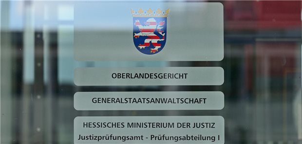Haftstrafe für geplante Lauterbach-Entführung Das Oberlandesgericht Frankfurt hat einen Mann zu zweieinhalb Jahren Haft verurteilt, der einer Gruppe angehörte, die plante, Bundesgesundheitsminister Karl Lauterbach zu entführen.