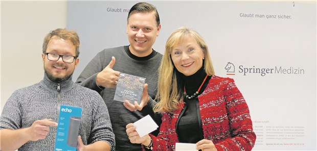 Ärzte Zeitung online mit Neuigkeiten in neuem Gewand Das Online-Team – Ruth Ney (Leitung), Thorsten Schaff und Alexander Joppich, (v.r.) – hat die Gewinner der Umfrage gezogen. St. Thomaier