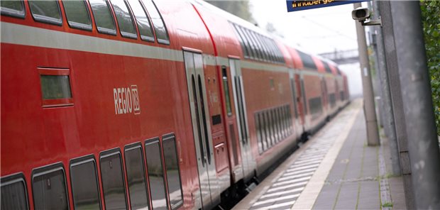 Brandenburg: Wenn die Bahn nicht mehr kommt Das Pendeln mit der Bahn kann bald für die Mitarbeiter der Sana-Kliniken in Sommerfeld schwieriger werden. Die Bahn plant, einen Halt zu streichen.