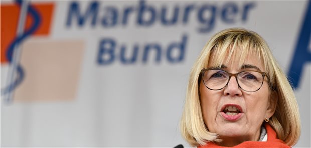Marburger Bund warnt vor Bürokratie-Tsunami durch Digitalgesetz Nahaufnahme von Dr. Susanne Johna vor einem Banner mit Schriftzug Marburger Bund.