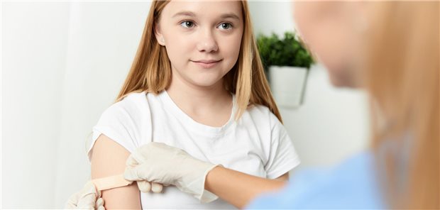 BVKJ: Impf-Honorar, das nicht für eine Pizza Margarita reicht, ist „unverschämt“ Ein Mädchen bekommt ein Pflaster aufgeklebt.