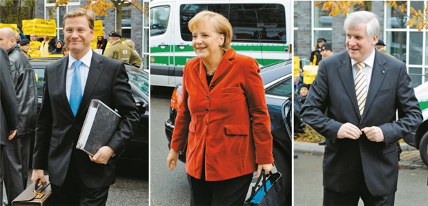 Union und FDP streiten über Honorarreform Das Pokern geht weiter: FDP-Chef Guido Westerwelle, Kanzlerin Angela Merkel und CSU-Chef Horst Seehofer.