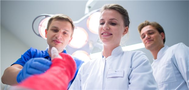 PJ einheitlich am 20. April starten! Das Praktische Jahr soll für Studenten, die das große schriftliche Staatsexamen nicht jetzt im April ablegen, vorgezogen werden.