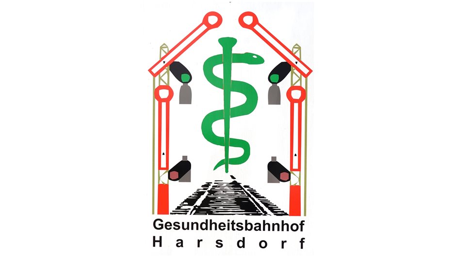 Das Praxislogo des „Gesundheitsbahnhof Harsdorf“ kombiniert Medizin und Bahn.