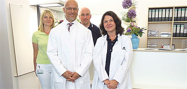 Das Praxisteam des neuen Medizinisches Versorgungszentrums am Flughafen BER (v.l.): Gabriele Gericke, Chirurg Dr. Richard Mai, Stefan Blassmann und Hausärztin Dr. Susanne Zix.
