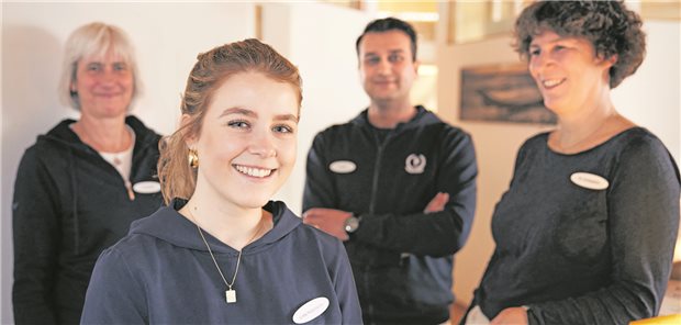 Sprechstunde bei Dr. Praktikum Das Praxisteam im baden-württembergischen Salem mit Studentin Linda Hilzenbecher (ganz vorne).