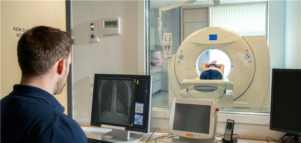Arzt und Patient während einer Computertomographie