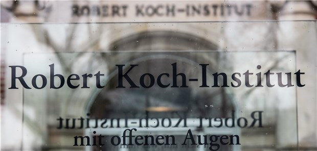 RKI relativiert die Todesrate durch das Coronavirus Das RKI mahnt vor Panikmache: Man müsse von einer hohen „Untererfassung“ der Covid-19-Fälle in China ausgehen, so RKI-Vizepräsident Schaade. Geschätzt liege das Sterberisiko daher bei 0,2 bis 0,3 Prozent.