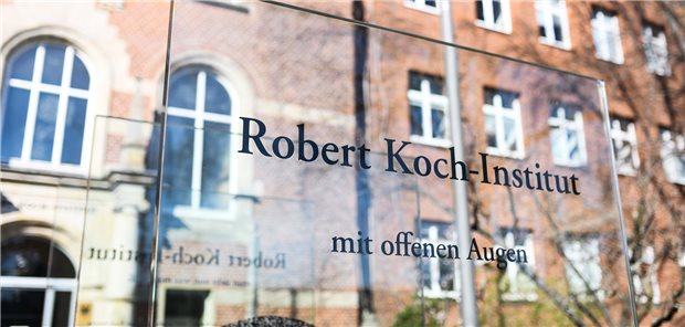 RKI stuft gesundheitliche Gefährdung durch SARS-CoV-2 herab Das RKI stuft die Gesundheitsgefährdung durch das Corona-Virus herunter – der Infektionsdruck bleibe gleichwohl groß, so die Wissenschaftler.