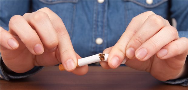 Das Rauchen aufgeben: Bei Männern nimmt die Rate an Lungenkrebs bereits ab. Forscher appellieren jedoch, die Tabakkontrolle weiter voranzutreiben.