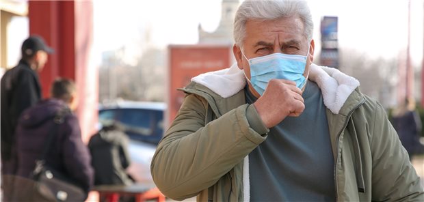 Das Risiko, an COVID-19 zu erkranken, ist für ältere Menschen und für Schwerkranke höher einzuschätzen als das Risiko des Maskentragens.