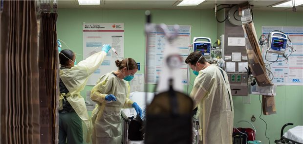 Einfache COVID-19-Diagnostik mit Lungenultraschall Das Risiko nosokomialer SARS-CoV-2-Infektionen steigt mit der Zahl der Mitarbeiter, die mit einem Infizierten Kontakt haben – und das sind bei einer CT-Untersuchung mehrere.