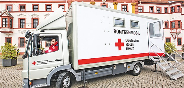 Zweites Leben für Röntgenbus Das Röntgenmobil steht in Erfurt vor der Thüringer Staatskanzlei. Der Bus wird bei der Erstuntersuchung von Flüchtlingen auf Tuberkulose eingesetzt.