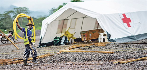 Internationale Hilfe bringt Erfolge Das Rote Kreuz ist auch in Sierra Leone vor Ort: In dem eigens dafür errichteten Hilfszelt - hier beim Aufbau - werden seit Monaten Ebola-Patienten behandelt.