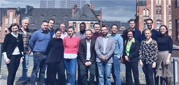 Mit Tele-Robotern, Apps und Chatbots gegen Kriegstraumata Das SOLOMIYA-Team mit seinen Partnern von den BG Kliniken (links im Bild Dr. Mazhbits; rechts im hellblauen Pullover Dr. Bajbouj (© GIZ)