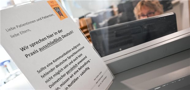 Kinderarztpraxis stellt „Wir sprechen Deutsch“-Schild erst einmal weg Schild in der Praxis, das darauf hinweist, dass hier "ausschließlich Deutsch" gesprochen wird