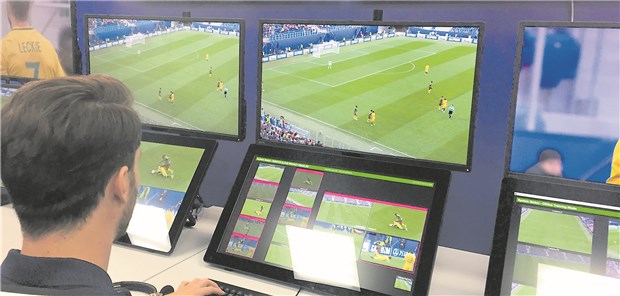 Bringt der Videobeweis mehr Gerechtigkeit? Das Signal von Schiedsricher Andreas Cunha aus Uruguay ist eindeutig (unten). Im FIFA-Kontrollraum für Videobeweise in Moskau wird reagiert.
