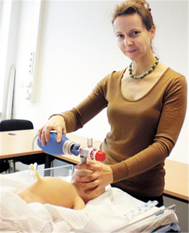 Wehe, wenn das Silikonbaby röchelt: Training für künftige Ärzte Das Silikonkind wird von Lernklinik-Leiterin Dr. Daisy Rotzoll beatmet.