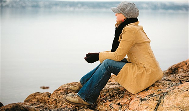 Das Sitzen auf kaltem Untergrund kann die Entstehung von Hämorrhoiden fördern.
