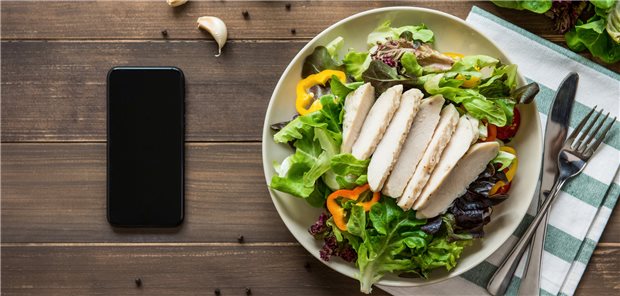 Das Smartphone beim Mittagessen? Digitale Gesundheitsanwendungen wie Vitado können Menschen mit Diabetes Lebensmittel einzuschätzen helfen.
