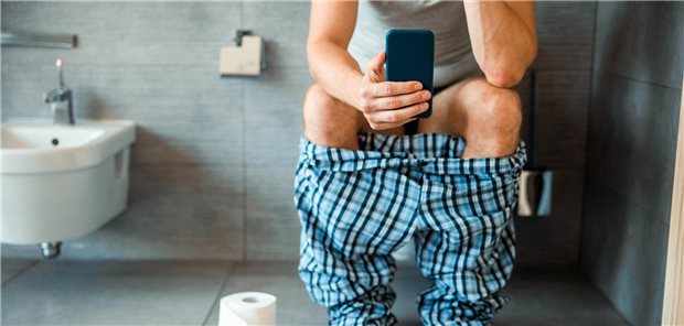 Das Smartphone beim Toilettengang mitzunehmen, könnte sich bald auch für die Darmkrebsvorsorge lohnen.