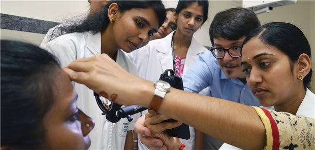Netzhaut per Smartphone untersuchen Das Smartphone im augenärztlichen Einsatz: Dr. Maximilian W. M. Wintergerst (zweiter von rechts) schult augenärztliches Personal am Sankara Eye Hospital in Bangalore, Indien.