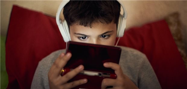 Smartphone-süchtige Kinder durch Corona? Das Smartphone war zur Zeit des Lockdowns für viele Kinder eine der wenigen Möglichkeiten, Kontakt mit Freunden zu halten.