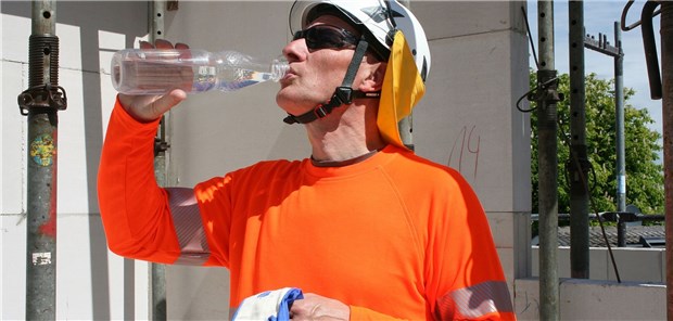 Ärzte fordern eine Siesta für Bauarbeiter und Co. Das Sonnenlicht wird unterschätzt, warnen Dermatologen – und raten Menschen, die im Freien arbeiten, sich ausreichend zu schützen. Die Berufsgenossenschaft der Bauwirtschaft (BG BAU) registrierte im ersten Halbjahr 2019 schon 1400 neue Verdachtsfälle auf Hautkrebs als Berufskrankheit.