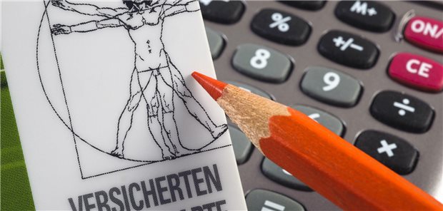 Ein roter Stift zeigt auf eine GKV-Versichertenkarte.