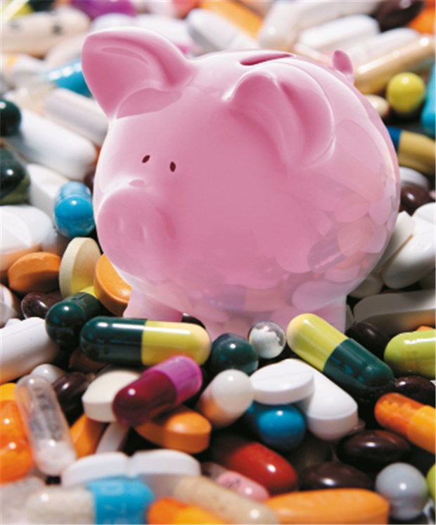 Das Sparschwein soll kommen: In den nächsten Wochen will Rösler ein Sparkonzept für Arzneimittel vorlegen. © [M] Sparschwein: robynmac | Tabletten: RRF / fotolia.com