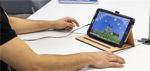 Mann spielt ein Spiel auf dem Tablet