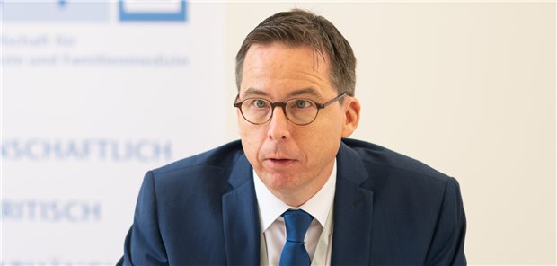 Das Sprechzimmer als Anker für die Menschen in Krisen: Die Bedeutung der Hausärzte für Menschen in Zeiten sozialer Herausforderungen betonte DEGAM-Präsident Martin Scherer bei der Pressekonferenz zum DEGAM-Kongress.
Das Sprechzimmer als Anker für die Menschen in Krisenzeiten: Die Bedeutung der Hausärzte für Menschen in Zeiten sozialer Herausforderungen betonte DEGAM-Präsident Martin Scherer bei der Pressekonferenz zum DEGAM-Kongress.
